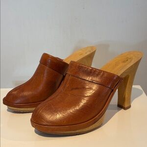 Vintage Women's Brown Leather heeled  Clogs size 6